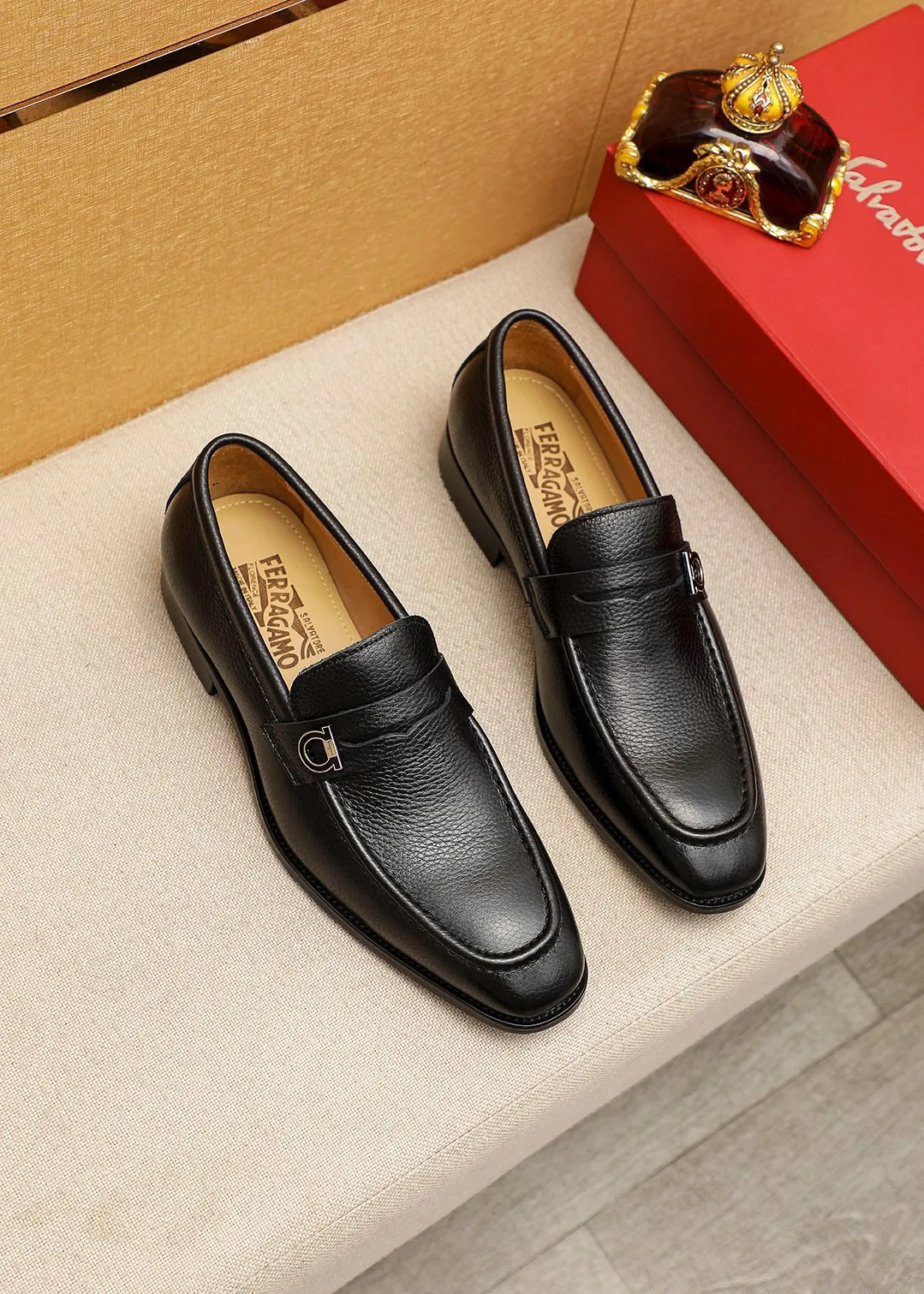 Men's shoes 💰460 💐 Product trademark: Ferragamo "Ferragamo" casual leather shoes Regular size: 38-44 (45.46🉑️customized) Product materials: Selected imported first-layer pebbled cowhide leather upper + luxury hardware buckle, imported water-dyed cowhide leather lining. Strong three-dimensional visual effect, original outsole color: 2⃣️seed leather materials optional